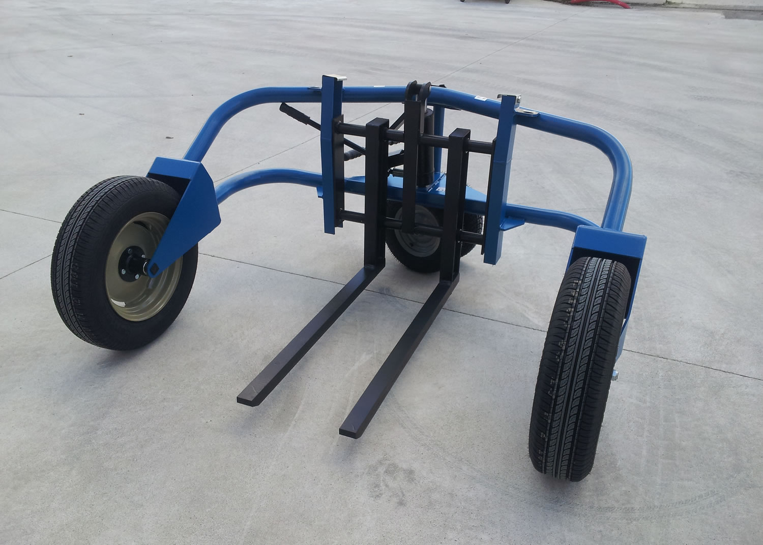 Porta-paletes Todo-o-Terreno CONHERSA H-2 1500kg Rodas Pneumáticas