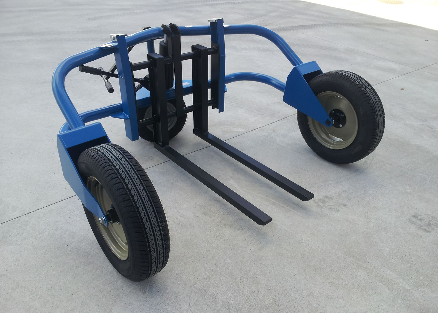 Porta-paletes Todo-o-Terreno CONHERSA H-2 1500kg Rodas Pneumáticas