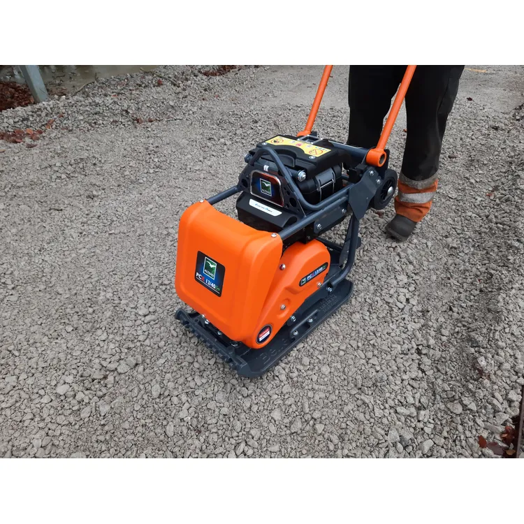 COMPACTADORA MOVIMENTO FRONTAL ALIMENTADA A BATERIA COMPACTADORA MOVIMENTO FRONTAL ALIMENTADA A BATERIA